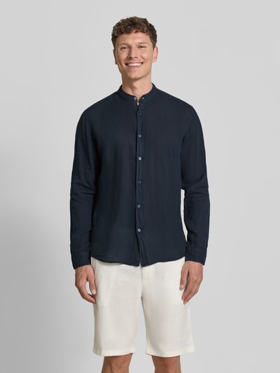 Männermodel trägt Regular Fit Freizeithemd aus reinem Leinen Modell 'RACE_1_M' von BOSS Orange in Dunkelblau, unifarben, Mao-Kragen, Langarm, Knopfleiste, glatte Textur, Ganzkörperansicht von vorne.