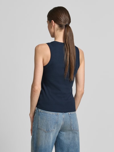 Frauenmodel trägt Slim Fit Top in Rippstrickoptik von Tom Tailor Denim, Optik: Unifarben, Baumwoll-Mix, Ganzkörperansicht Rückansicht.
