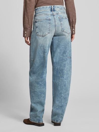 Männermodel trägt Baggy Jeans aus Baumwoll-Mix Modell 'BAGGY TWISTED' von CAMBIO, Damen Barrel Jeans, Ganzkörperansicht Rückansicht
