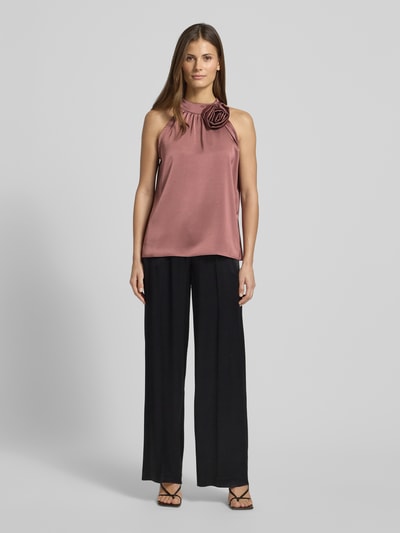 Frauenmodel trägt Blusentop aus Satin mit floraler Applikation Modell 'Rosette' von Neo Noir, rostrot, Regular-Fit, Neckholder, Ganzkörperansicht von vorne.