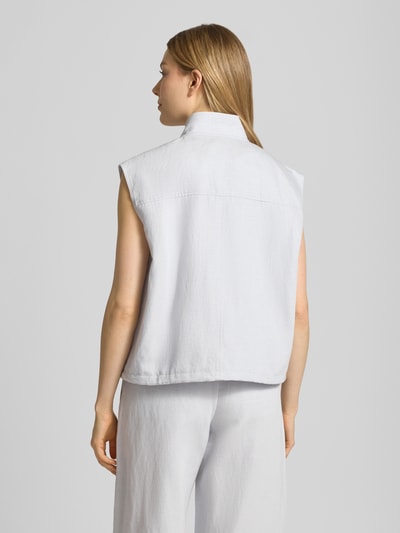 Modelka kobieca ma na sobie Relaxed Fit Weset mit Stehkragen Modell 'KAILA' od Samsøe Samsøe, bawełniano-lniana tekstura, jasnoszary kolor, długość pleców w rozmiarze S: 57 cm, szerokość ramion w rozmiarze S: 47 cm, szerokość klatki piersiowej w rozmiarze S: 52 cm, widok całej sylwetki od tyłu