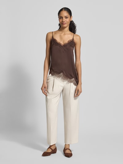 Vrouwenmodel draagt Weite Hose in verkürzter Passform Modell 'SLOANNE' van SEDUCTIVE, crèmekleur, wijd been, viscosemix, persvouwen, verkorte fit, vooraanzicht hele lichaam.