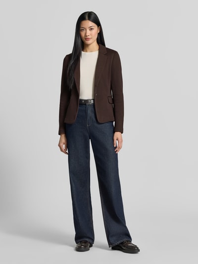 Vrouwenmodel draagt Slim Fit kort blazer met katoen-gehalte model 'JULIA' van VERO MODA, donkerbruin, rechte lijnen, gladde textuur, dames, fullbody vooraanzicht.