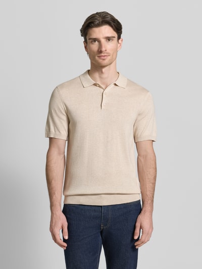 Männermodel trägt Regular Fit Poloshirt mit Knopfleiste Modell 'BELLS' von Casual Friday, beige, glatte Oberfläche, Nahaufnahme Oberkörper.