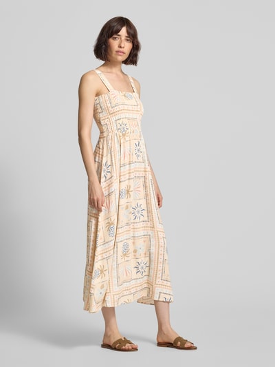 Frauenmodel trägt Maxikleid aus Viskose-Mix mit Smok-Details von Jake*s Casual, geblümtes Muster in Pastellfarben, taillierter Schnitt, Ganzkörperansicht von vorne.