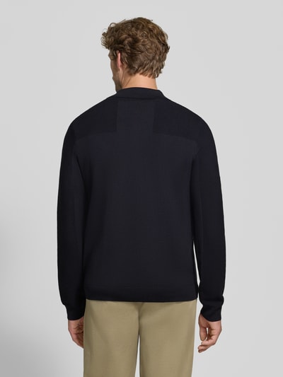 Männermodel trägt dunkelblaues Relaxed Fit Poloshirt mit Woll-Anteil Modell 'KN_Momentum-X PL' von BOSS Green, Ganzkörperansicht Rückansicht.