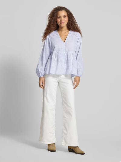 Kobiece modelka nosi Relaxed Fit Langarmbluse aus reiner Baumwolle Modell 'NORA' von ONLY, dwukolorowa, w paski, całkowity widok z przodu.