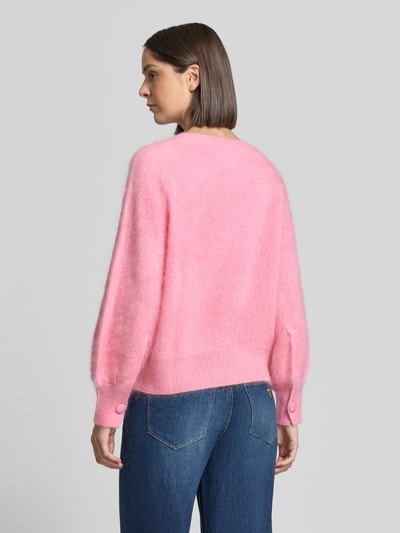 Frauenmodel trägt Regular Fit Pullover aus Kaschmir-Mix mit Woll-Anteil von HERZENS in Strick-Optik in Rosa, Ganzkörperansicht Rückansicht.