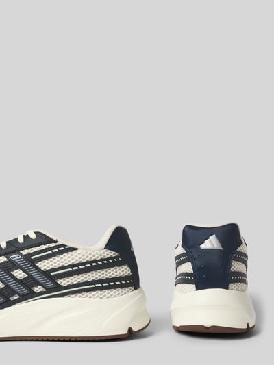 Produktfoto, Sneaker mit Label-Detail von adidas Sportswear, Material-Mix in Blau und Weiß, strukturierte Sohle, Label-Detail sichtbar