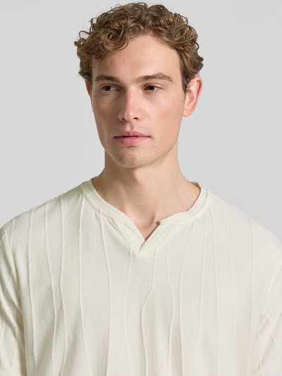Mannelijk model draagt T-Shirt met structuurpatroon en V-hals van Antony Morato, katoenmix, regular fit, crèmekleur, close-up bovenlichaam.