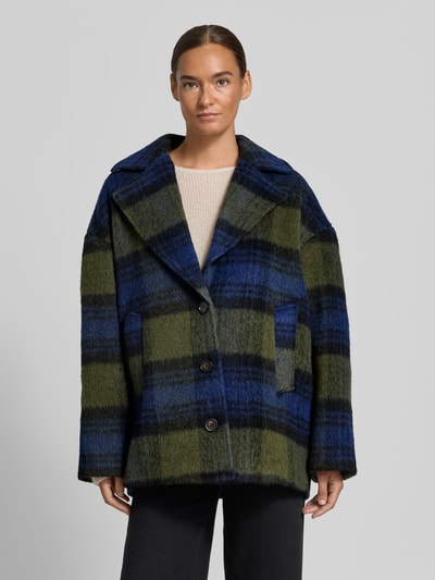 Vrouwenmodel draagt Relaxed Fit Kurzmantel met Woll-Anteil van Jake*s Casual in blauw-groen ruitpatroon, voorkant volledige lichaamsopname.
