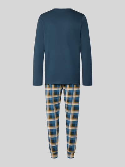 Männermodel trägt Relaxed Fit Schlafanzug aus reiner Baumwolle von SCHIESSER, Oberteil uni blau, Hose kariert, Langarm, Ganzkörperansicht Rückansicht.