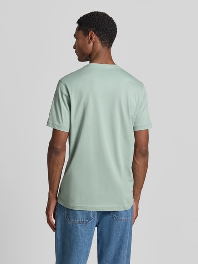 Männermodel trägt Herren T-Shirt mit Rundhalsausschnitt und Logo-Stitching von Lerros in Mint, Reine Baumwolle, Regular-Fit, Rückenlänge 77 cm, Ganzkörperansicht Rückansicht.