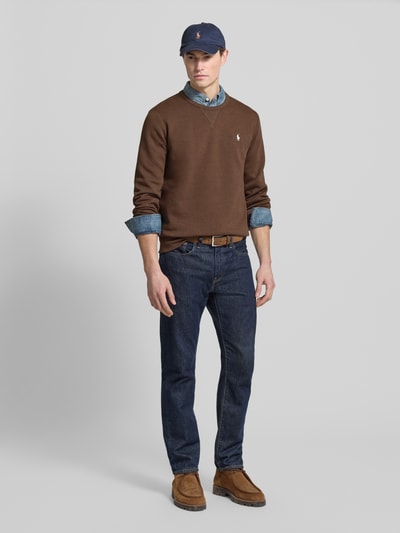 Männermodel trägt Sweatshirt mit Label-Stitching von Polo Ralph Lauren aus Baumwoll-Mix, Regular-Fit, braun, gerippte Abschlüsse, Rundhalsausschnitt, Ganzkörperansicht von vorne.