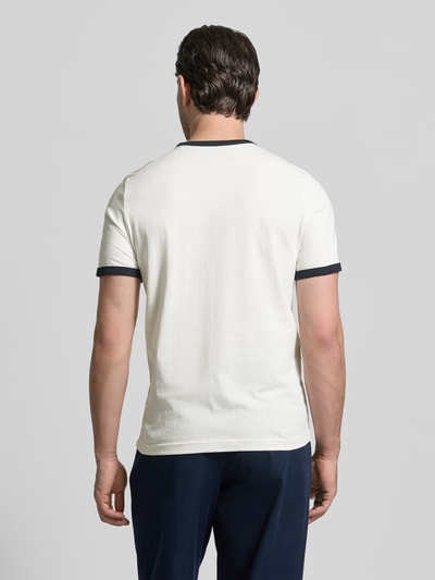 Męski model nosi Slim Fit T-Shirt mit Rundhalsausschnitt von MCNEAL, bawełna, krój slim fit, biały, widok całej sylwetki od tyłu.