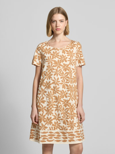 Frauenmodel trägt Relaxed Fit Kleid mit floralem Allover-Print von ROBE LÉGÈRE, Baumwoll-Mix, Rundhalsausschnitt, kurzärmelig, helle Farben, Ganzkörperansicht von vorne. Rückenlänge 91 cm, Brustweite 47 cm, Ärmellänge 23 cm bei Größe 36.