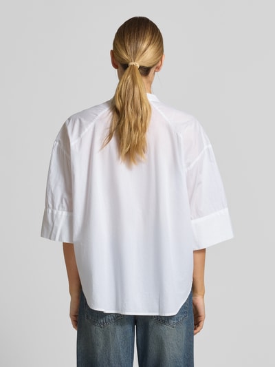 Modelka kobieca ma na sobie Boxy Fit Bluse mit Stehkragen und 3/4-Arm od Emily Van den Bergh, biała, bawełna, widok całej sylwetki z tyłu