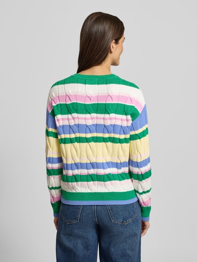 Młodzieżowy modelka nosi Regular Fit Pullover in Strick-Optik od Christian Berg Woman, kolorowe paski, bawełna, widok całej sylwetki z tyłu.