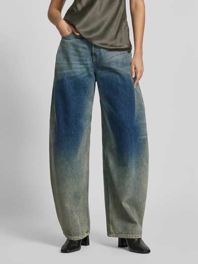 Vrouwenmodel draagt Loose Fit Jeans aus Baumwoll-Mix van Diesel, blauw en grijs, 5-pocket, used look, katoenmengsel, vooraanzicht, detailopname.