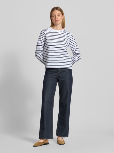 Vrouwenmodel draagt shirt met lange mouwen model 'CAMINO' van Samsøe Samsøe van puur katoen, regular fit, all-over look, ronde hals, dames, ruglengte bij maat S 58 cm, geheel lichaamsaanzicht van voren.
