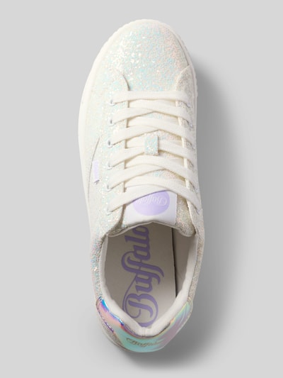 Produktfoto, Schimmernde Sneaker mit Label-Detail Modell 'PAIRED GLAM' von Buffalo, Schimmernd, Abgerundete-Spitze, Schnürung, Absatzhöhe 5 cm, Schafthöhe 7 cm, Schaftweite 9 cm, weiße Glitzer-Optik, Struktur fein, Label-Detail an Ferse