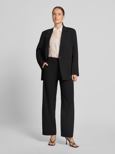 Frauenmodel trägt Wide-Fit Damen Stoffhose mit Viskose-Anteil Modell 'Dutiful' von Drykorn in Schwarz, Elastischer-Material-Mix, Gesäßtaschen, Haken-Reißverschluss, Ganzkörperansicht von vorne.