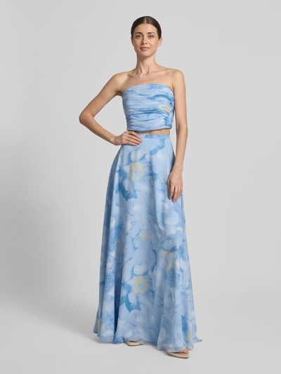 Frauenmodel trägt Regular Fit Maxirock mit floralem Allover-Print von Jake*s Cocktail in Blau mit Reißverschluss aus Chiffon, Ganzkörperansicht von vorne.
