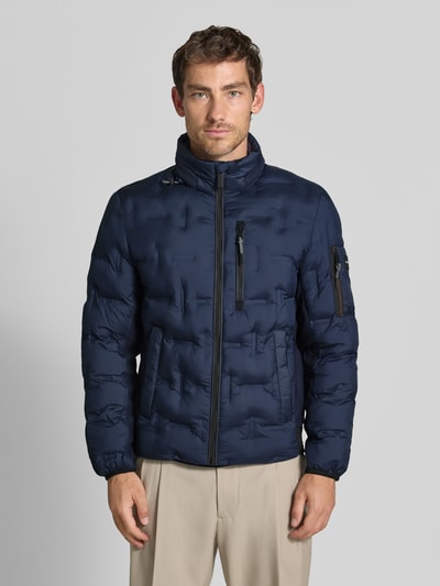 Męski model nosi Regular Fit Bomberjacke mit reflektierenden Details od Tom Tailor, ciemnoniebieski bluzon, gładka tekstura, Ganzkörperansicht von vorne.