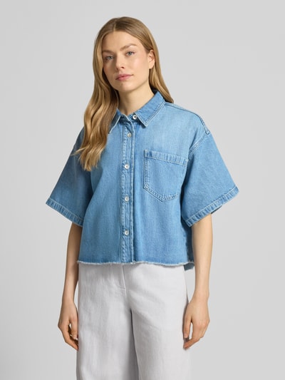 Frauenmodel trägt Relaxed Fit Hemdbluse mit Lyocell-Anteil Modell 'Zuri' von Raffaello Rossi, Denim-Optik, Kurzarm, Frontansicht, Nahaufnahme Oberkörper. Baumwoll-Mix, durchgehende Knopfleiste, Brusttasche, Hemdblusenkragen.