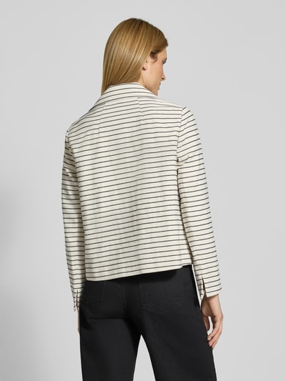 Frauenmodel trägt Blazer mit Reverskragen und Leistentaschen von Luisa Cerano, creme mit feinen schwarzen Streifen, Ganzkörperansicht Rückansicht. Gerader Schnitt, Doppelknopfverschluss, Rückenlänge 58 cm, Brustweite 53 cm, Ärmellänge 61 cm.