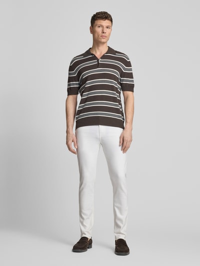 Männermodel trägt Slim Fit Jeans mit Eingrifftaschen von Lindbergh in Weiß, Baumwoll-Elasthan-Mix, Ganzkörperansicht von vorne. Herren Jeans, Slim Fit, Knopf-Reißverschluss, Bundweite 40 cm, Innenbeinlänge 78 cm, Größe 32/32.