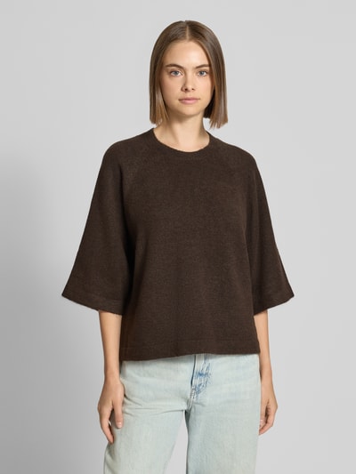 Kobiece modelka nosi brązowy sweter z rękawami o dł. 3/4 Regular Fit Pullover mit 3/4-Ärmeln Modell 'SIMONI' od ONLY, widok całej sylwetki z przodu, sweter damski.