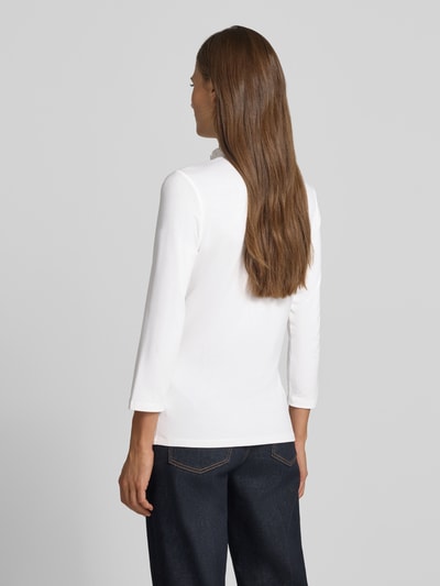 Vrouwenmodel draagt Blusenshirt aus Viskose-Elasthan-Mix met Rüschen van MORE, regular fit, opstaande kraag, knoopsluiting, 3/4-mouw, witte stof, effen, zachte textuur, context: dames blusenshirt, mix van viscose en elastaan, ruglengte maat 36 60 cm, mouwlengte 50 cm, ganzkörperansicht rückansicht.