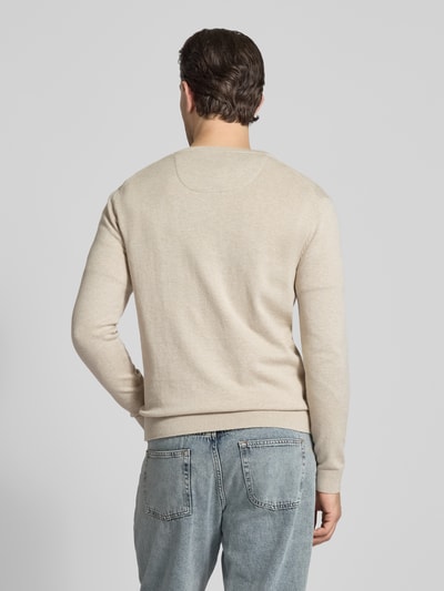 Männermodel trägt Regular Fit Pullover aus reiner Baumwolle von Tom Tailor in beige, unifarben, feinstrick, gerippte afsluiting, ganzkörperansicht rückansicht