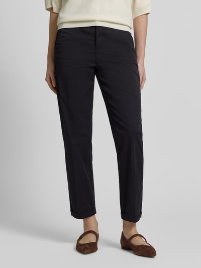 Frauenmodel trägt Chino mit Eingrifftaschen von MAC, dunkle Farbe, Baumwoll-Elasthan-Mix, Regular Fit, Nahaufnahme Unterkörper, Vorderansicht.