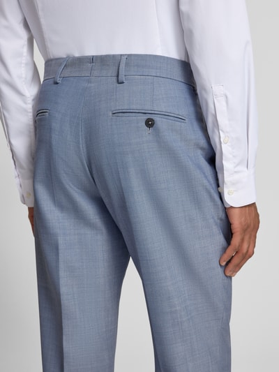 Männermodel trägt Slim Fit Anzughose aus Woll-Mix Modell 'THEO' von SELECTED HOMME in Melange-Optik mit Gesäßtaschen, Ganzkörperansicht Rückansicht.