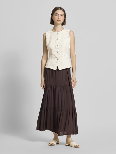 Frauenmodel trägt Regular Fit Weste aus reiner Baumwolle Modell 'NAOMI' von Only, florales Allover-Muster, Twill, einreihige Knopfleiste, Ganzkörperansicht von vorne.