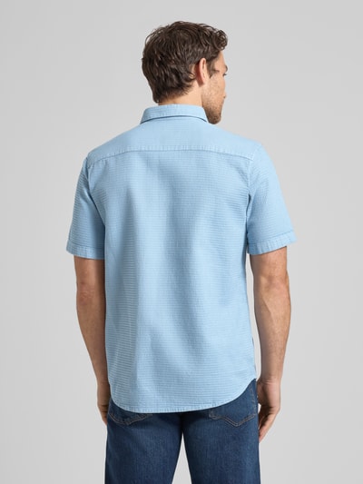 Männermodel trägt Regular Fit Freizeithemd aus reiner Baumwolle von Tom Tailor in Optik: Unifarben mit Struktur, Rückenpasse, Ganzkörperansicht Rückansicht.