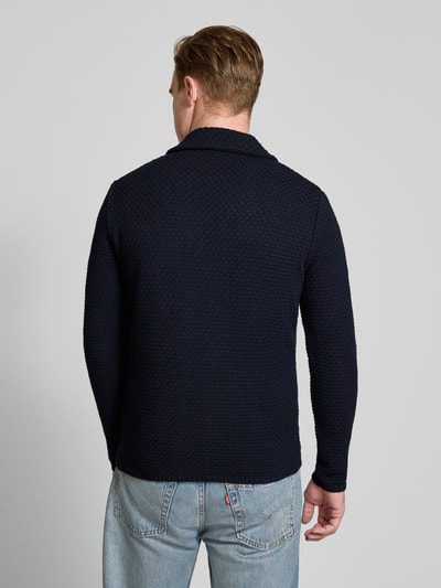 Männermodel trägt Slim Fit Cardigan mit Leinen-Alpaka-Anteil in Strick-Optik von Manuel Ritz, dunkelblau, strukturierte Textur, Ganzkörperansicht Rückansicht. Material-Mix, Umlegekragen, doppelte Knopfleiste, Rückenlänge 69 cm, Ärmellänge 66 cm.