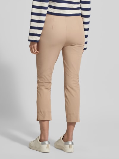 Vrouwenmodel draagt Capribroek van SEDUCTIVE, regular fit, materiaalmix met katoen, model 'CAPRI' met deelnaden, volledige achteraanzicht.