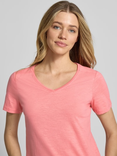 Frauenmodel trägt Regular Fit T-Shirt aus reiner Baumwolle von Tom Tailor in Unifarbe, V-Ausschnitt, Flammgarn, Nahaufnahme Oberkörper.