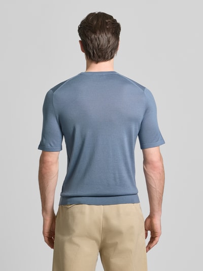 Mannenmodel draagt t-shirt uit zuiver wol model 'Connor' van Tiger Of Sweden in recht model met ronde hals, 1/2-mouwen, ruglengte maat M 70 cm, mouwlengte maat M 34 cm, Ganzkörperansicht Rückansicht.