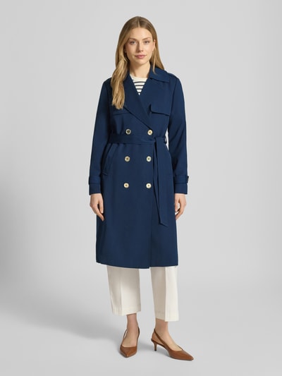 Vrouwenmodel draagt Zweireihiger Trenchcoat mit Bindegürtel van MICHAEL Michael Kors in donkerblauw met reverskraag, regular fit, met dubbele rij knopen, strikceintuur, ruglengte maat S 47 cm, schouderbreedte 40 cm, borstwijdte 50 cm, mouwlengte 63 cm, voorkant volledige lichaamsopname.