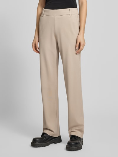 Frauenmodel trägt Straight Fit Hose aus Viskose-Mix Modell 'POPTRASH' von Only in Beige, unifarben, seitliche Taschen, Ganzkörperansicht von vorne.