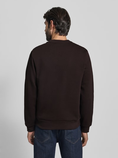 Männermodel trägt Classic Fit Sweatshirt aus Baumwoll-Mix von Lacoste, Optik: Unifarben, Passform: Classic Fit, Ganzkörperansicht Rückansicht.