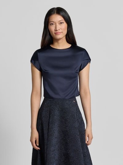 Frauenmodel trägt Bluse aus Satin von Rinascimento in Dunkelblau mit Rundhalsausschnitt, gerader Passform, Material-Mix, Nahaufnahme Oberkörper.