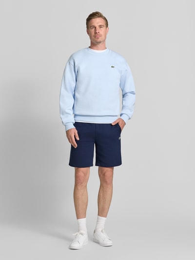 Männermodel trägt Regular Fit Sweatshorts aus katoenmix van Lacoste, donkere blauwe kleur, heren sweatshorts, ganzkörperansicht von vorne.