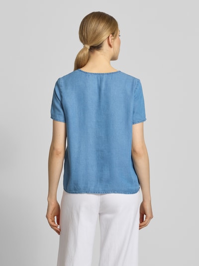Frauenmodel trägt Regular Fit T-Shirt aus Lyocell Modell 'BREE' von Vero Moda in Melange-Optik, Ganzkörperansicht Rückansicht.