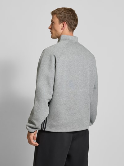 adidas Originals Sweatshirt mit Label-Stitching und Stehkragen Hellgrau Melange 5