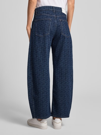 Vrouwenmodel draagt Barrel Jeans uit katoenmix model 'Mari leap' van OPUS PANTS, donkerblauw met grafisch patroon, Ganzkörperansicht Rückansicht.